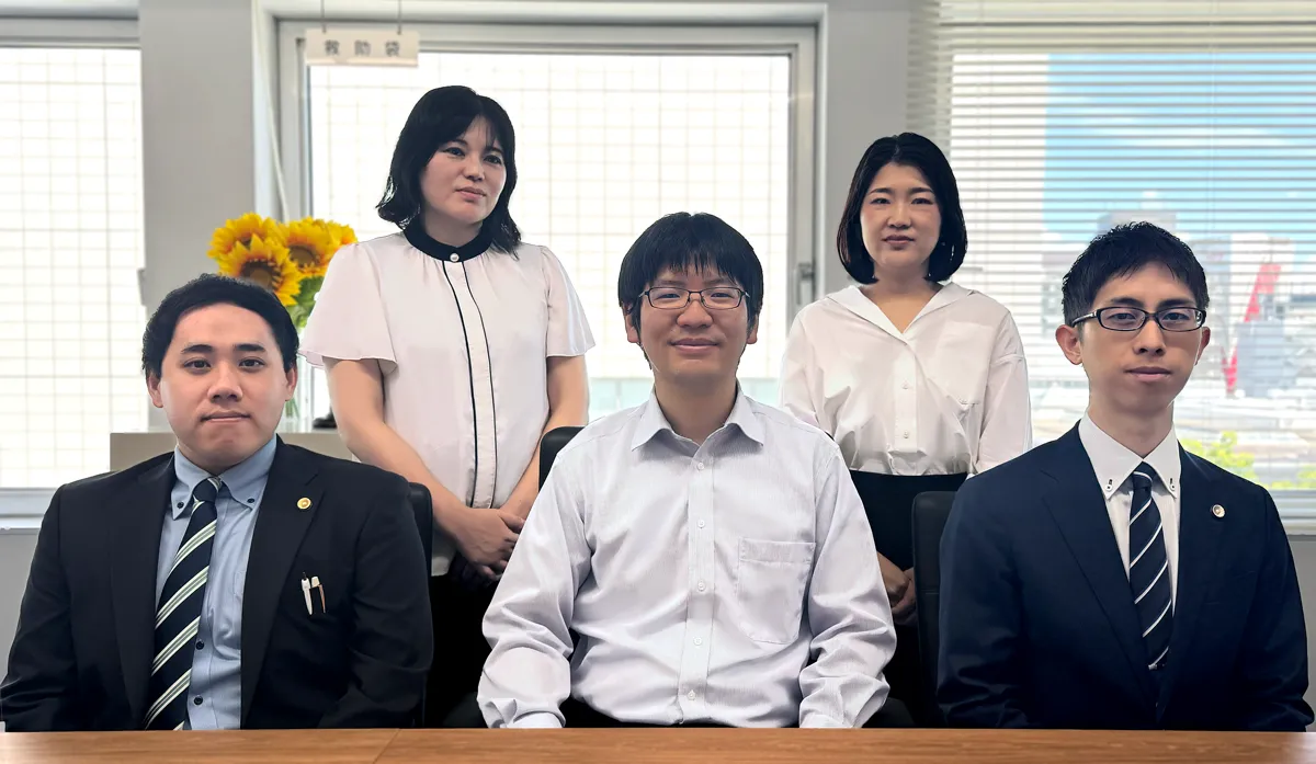 名古屋総合法律事務所の五人のスタッフの集合写真